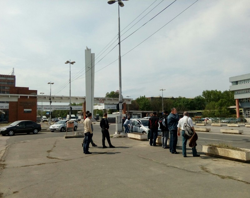 REPORTAJ/ Angajaţii ArcelorMittal Galaţi, între îngrijorare și speranță, înaintea vânzării. "Un şef spunea că cine ţine un ciorap găurit? Cine l-a găurit, nu tot ei?"