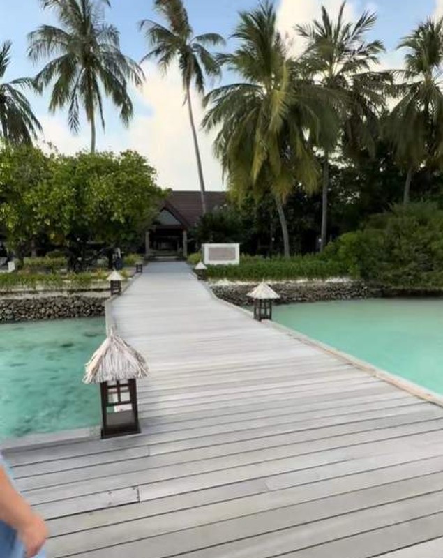 Imagini din vila de lux în care Theo Rose s-a cazat în Maldive. Cum a reacționat tatăl artistei când a văzut baia
