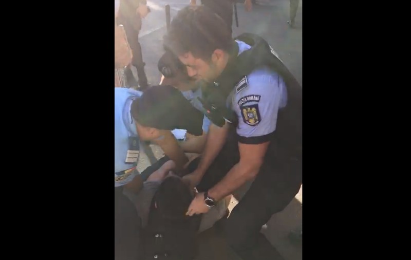 Tânărul ridicat de jandarmi când mergea la protest a povestit ce s-a întâmplat. „Le-am spus că sunt sclavii lui Dragnea”
