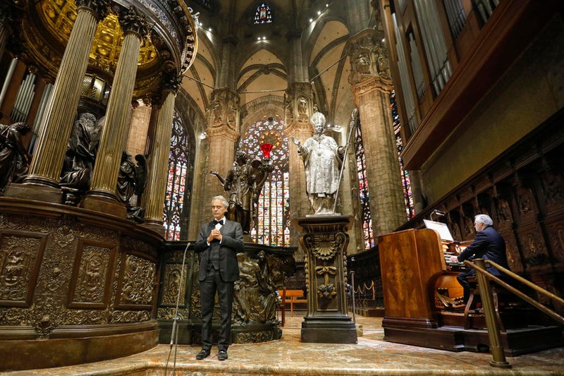 Doar un organist l-a acompania pe Andrea Bocelli în catedrala din Milano.EPA-EFE/LUCA ROSSETTI