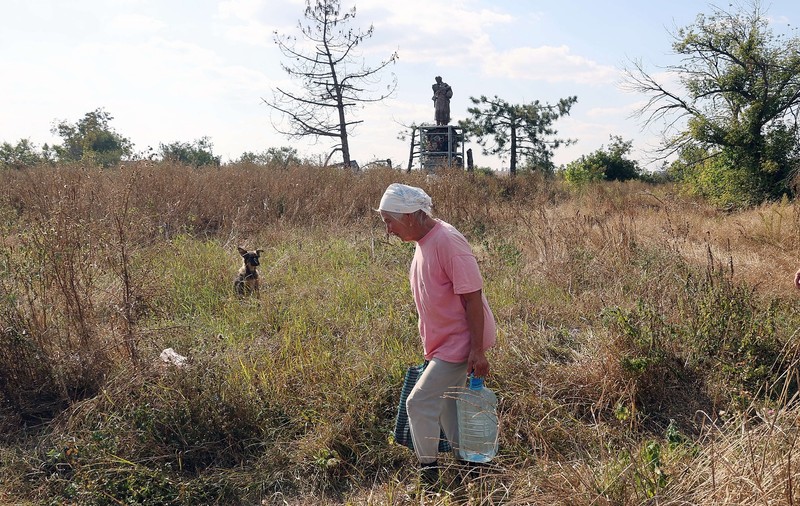 Odiseea unei bătrâne din Ucraina rănite în prima zi a războiului: a călătorit prin cinci țări pentru a se întoarce acasă, într-un sat în care e singura locuitoare | FOTO
