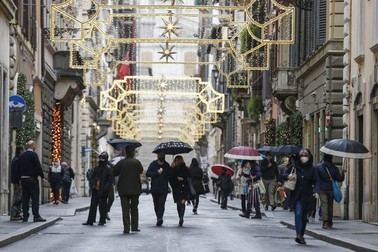 În Roma au fost montate instalațiile de luminițe de Sărbători, dar acestea vor avea loc cu restricții dure Foto: EPA
