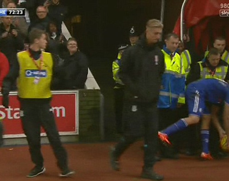 Ziua degetelor mijlocii în Anglia. Diego Costa a lovit un steward în zona sensibilă, golgheterul Jamie Vardy - gesturi obscene la adresa asistentului. Îi paște suspendare / FOTO&VIDEO