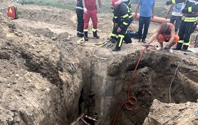 Un muncitor a scăpat cu viață după ce a fost îngropat două ore sub un mal de pământ, la Constanța |VIDEO