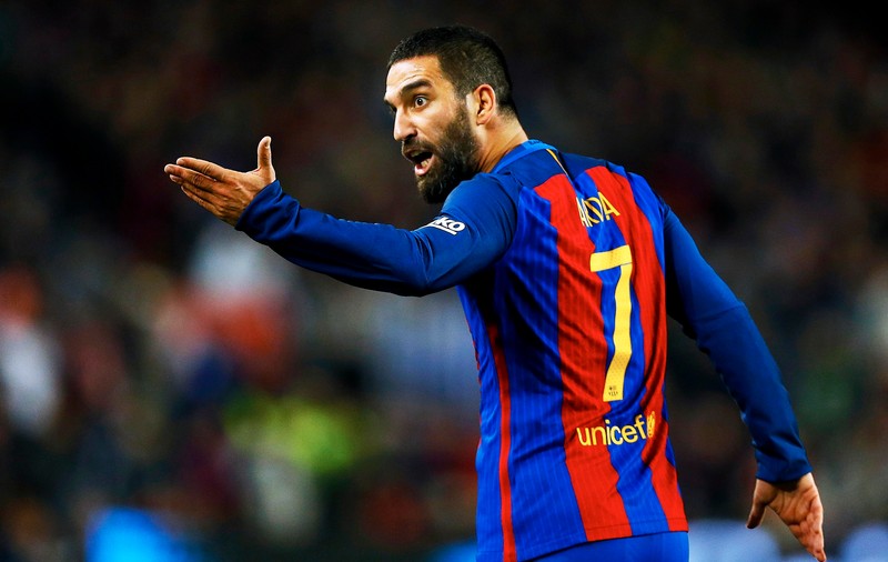 Arda Turan i-a rupt nasul unui cântăreț turc. Scandalul ar fi pornit de la o femeie