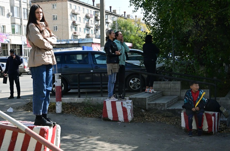 Rudele bărbaților chemați la mobilizare, în fața unui centru militar din Chita, regiunea Zabaikalsky Krai aflată în estul Federației Ruse, pe 23 septembrie 2022. Foto: Hepta