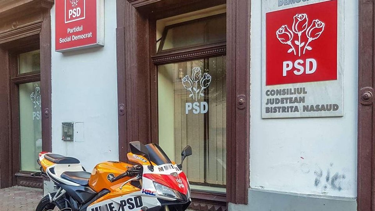 Românii sunt deosebit de inventivi când vine vorba de mesaje anti-PSD, iar scandalul cu șoferul care a avut, pentru câteva zile, dosar penal pentru că a avut neobrăzarea să-și pună numere personalizate cu M**E PSD le-a dat apă la moară. Străzile sunt pline acum de mesaje similare, iar acesta au acaparat și mediul virtual. Sloganul cu dedicație
