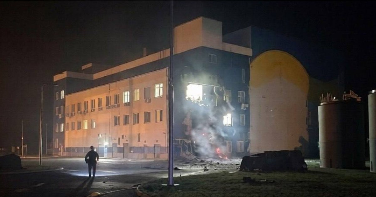 Incendiul rezultat în urma atacului efectuat de ruși asupra instalației de depozitare a combustibilului uzat de la Cernbîl Foto: AFU via United24 Media
