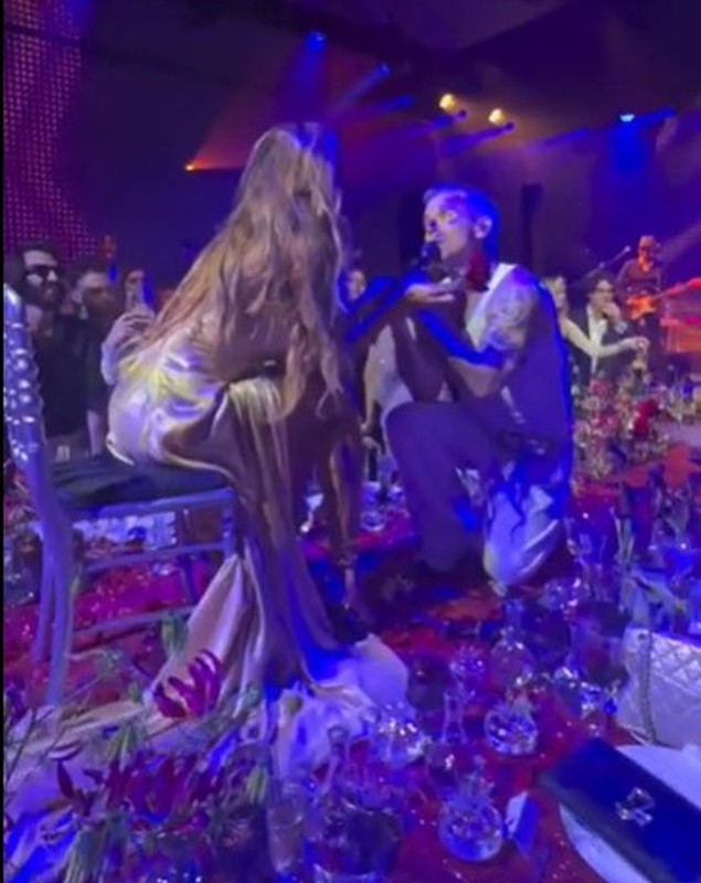 Robbie Williams, în genunchi în fața Mădălinei Ghenea. Moment spectaculos la petrecerea unui milionar italian