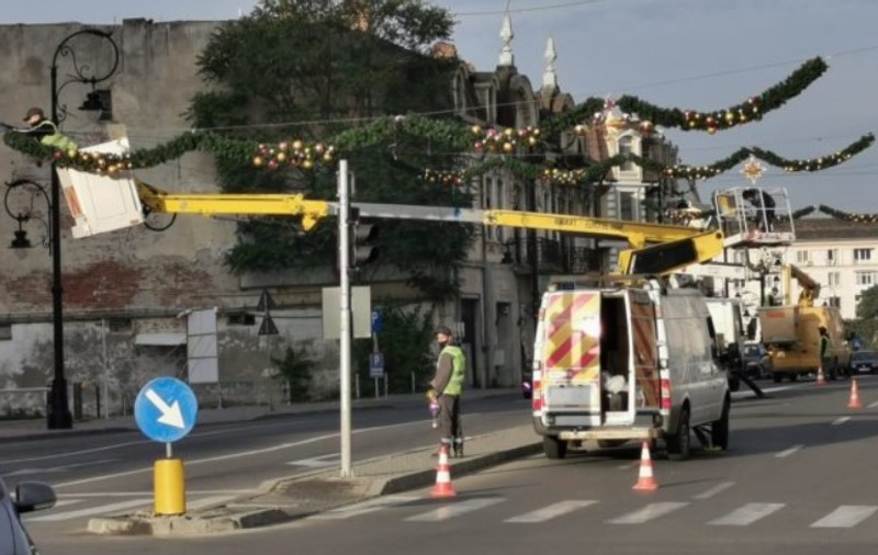 Aflat în scenariul roșu, orașul Craiova montează decorațiunile pentru sărbătorile de iarnă