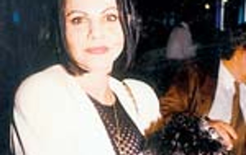 Elena Carstea ii face pasaport catelusei sale
