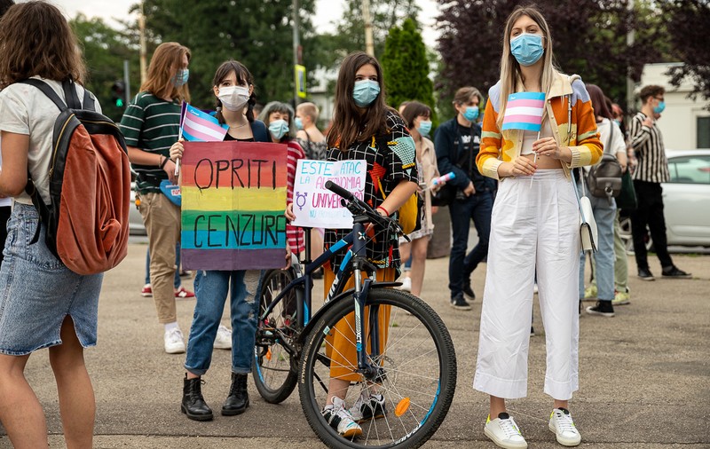 Comunitatea LGBT îi cere lui Iohannis să nu promulge legea care interzice discuțiile despre identitatea de gen în școli: „Dacă interzicem un discurs nu înseamnă că noi dispărem”