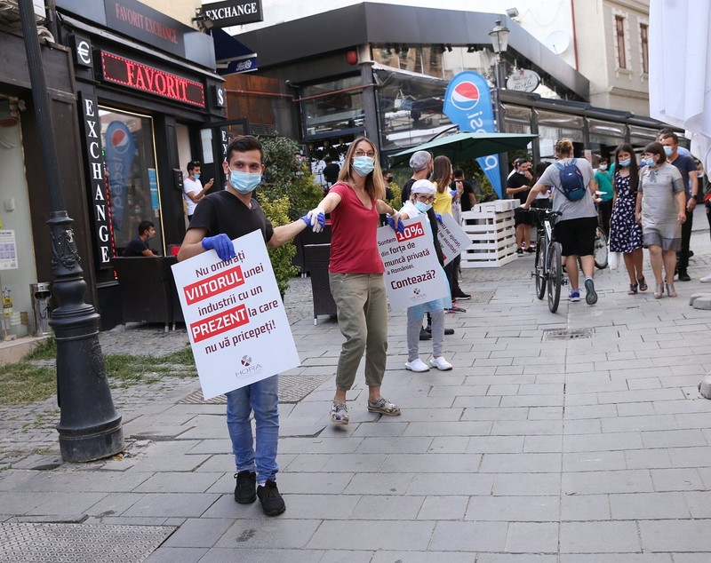Angajații restaurantelor din București, protest cu imn față de restricții: ”Meniul zilei, șomaj”. 400.000 de oameni și-ar putea pierde slujbele