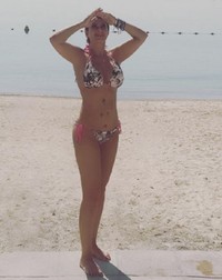 Anamaria Prodan, în costum de baie pe plaja din Abu Dhabi