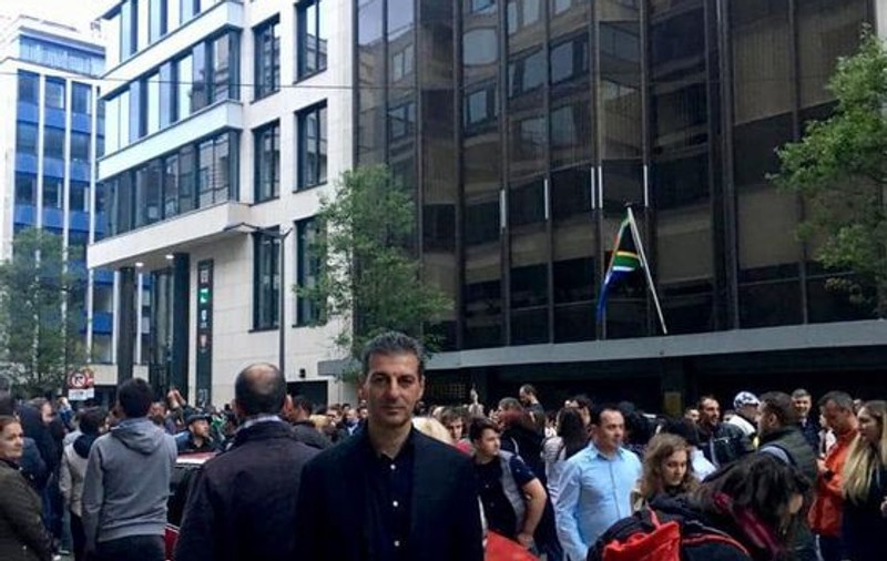 Mihnea Motoc, fostul ambasador al României în Marea Britanie, a stat trei ore la coadă și n-a putut vota! „Orele 21 m-au găsit la zece metri de intrarea în reprezentanța unde am lucrat 7 ani. Nu am putut vota”