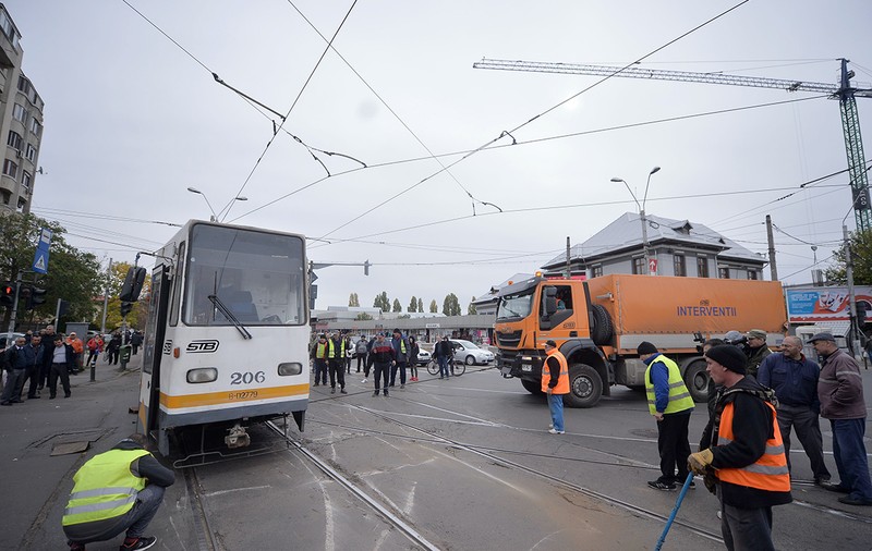 UPDATE / S-a reluat circulația tramvaielor liniei 14, pe Calea Călărașilor