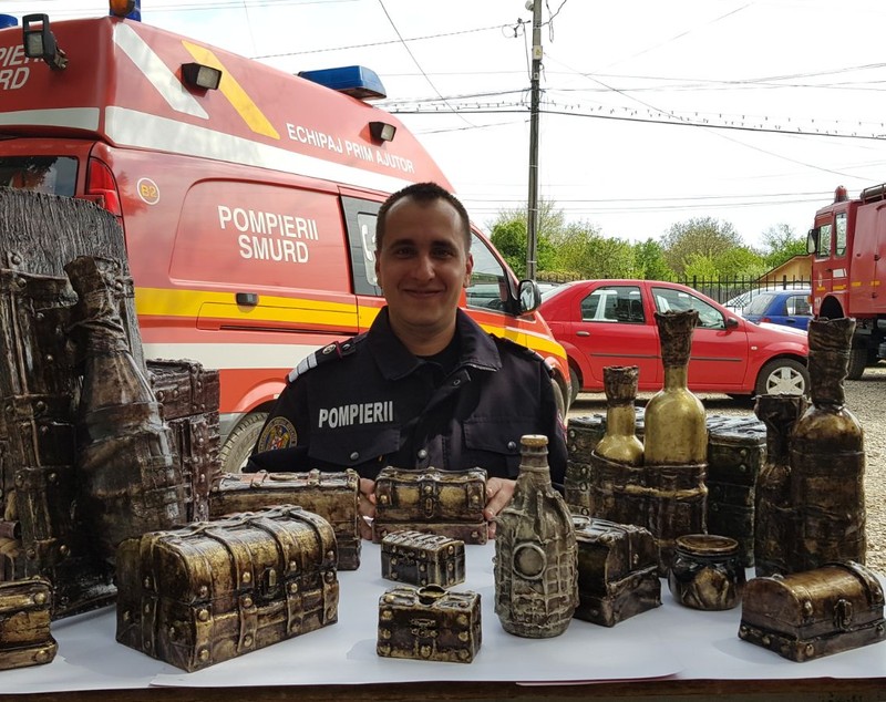 REPORTAJ: Omul care transformă gunoiul în artă / GALERIE FOTO