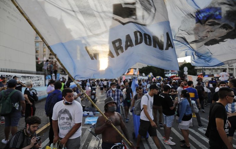 „Dreptate pentru Maradona”. Sute de oameni au ieșit pe străzi la Buenos Aires, cerând pedepsirea celor vinovați de moartea marelui fotbalist argentinian
