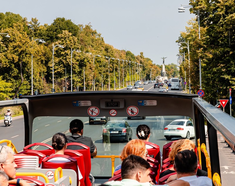 Autobuzele turistice ale Bucureștiului revin pe traseu după doi ani de blocaje și pierderi financiare. Cât costă un tur al Capitalei