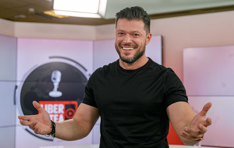 Ghinion pe plan profesional. „Părăsit” de Cătălin Cazacu, pentru alt post TV, Victor Slav trăiește din publicitatea făcută pe Instagram