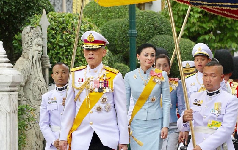Regele Thailandei și-a prezentat oficial concubina soției cu care s-a căsătorit acum două luni
