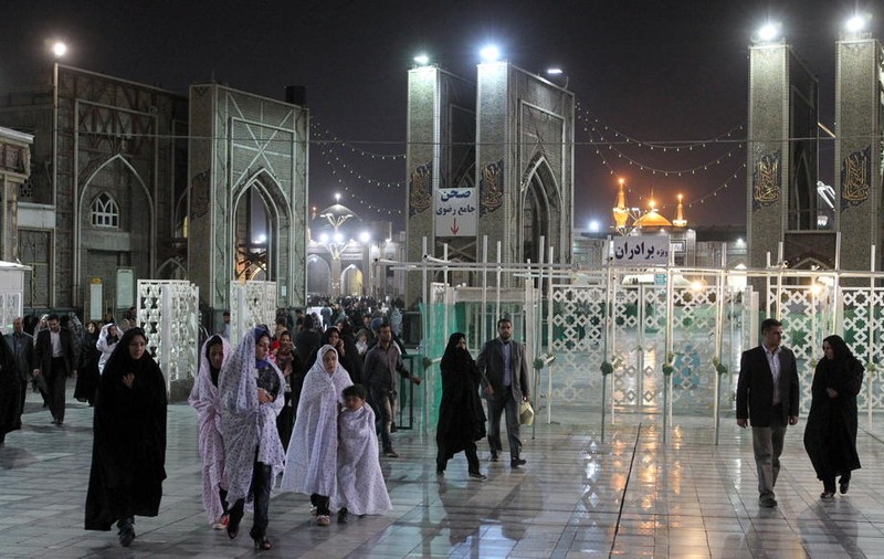 Cozi uriașe la moschei. 3,5 milioane de iranieni ar putea muri dacă nu respectă măsurile de prevenție