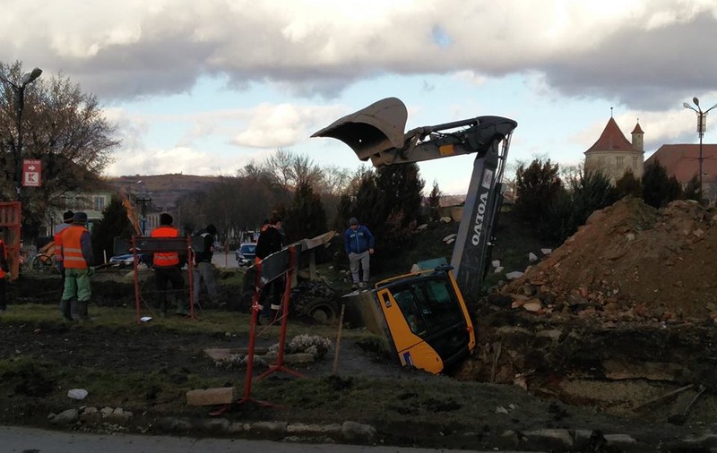 Fotografii incredibile! A ”scăpat” un buldozer de două tone în groapa abia săpată