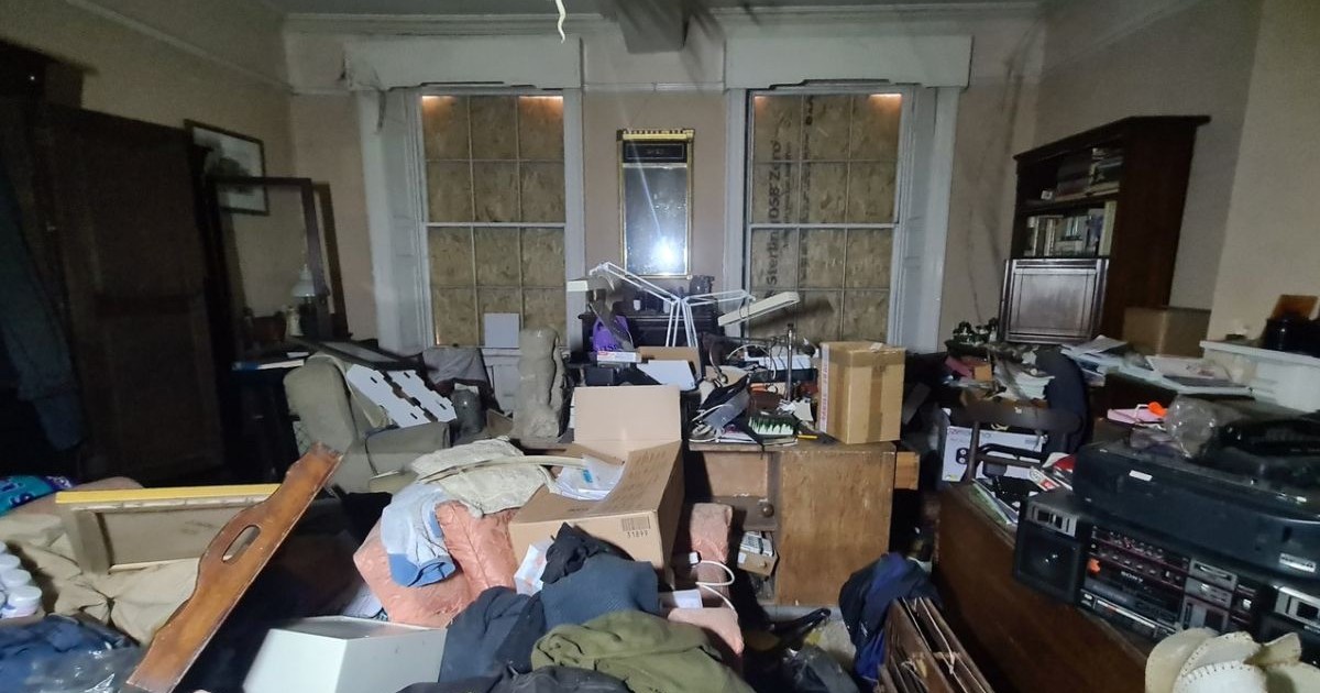 interiorul unei case vechi de sute de ani, cu multe cutii si bunuri aruncate, acoperite de praf