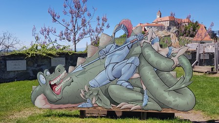 Scene de luptă pictate pe cartoane în parcul de distracţii cu tematică medievală