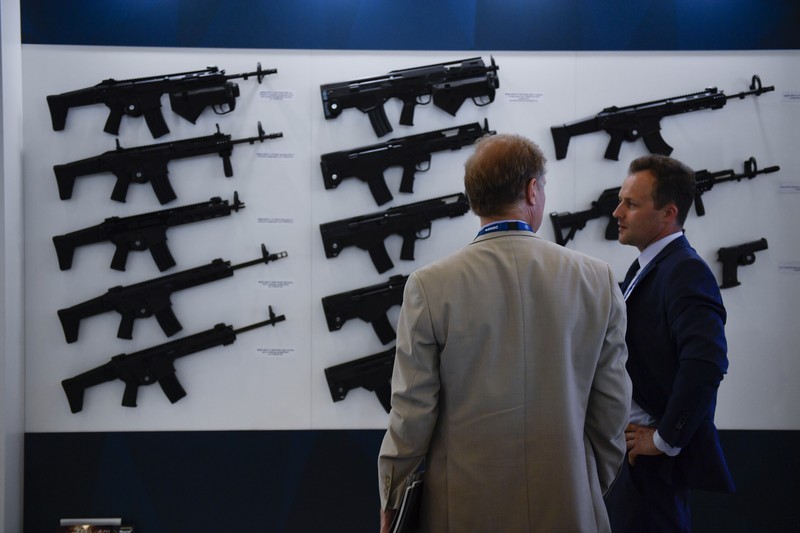 Arme produse de PGZ, la o expoziție militară Foto: EPA