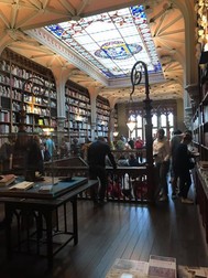 Librăria este mereu plină de turiști dornici să vadă locul care a inspirat-o pe J.K. Rowling