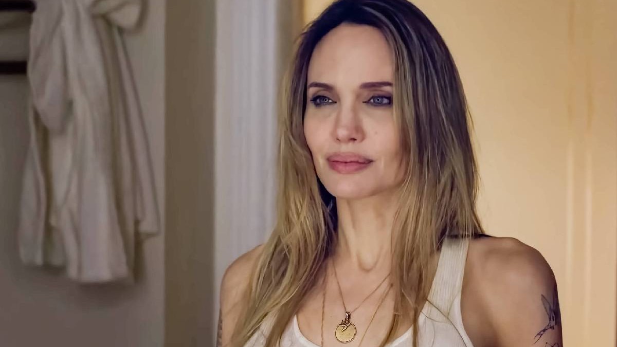 Angelina Jolie într-o scenă din filmul Couture