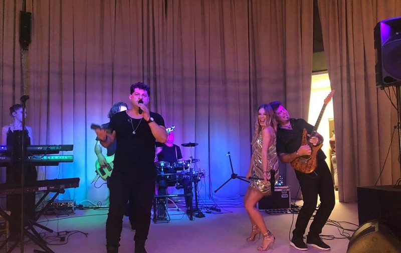 VIDEO/ Și ei au pățit ”rușinea” pe scenă! Tavi Colen și iubita lui au uitat versurile piesei