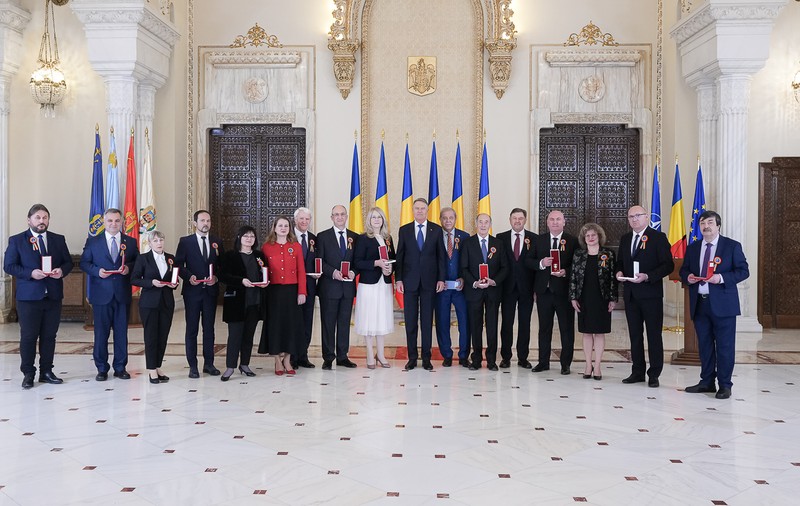 Klaus Iohannis a decorat 16 oameni de 1 Decembrie. Cine sunt aceștia