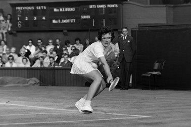 TENNIS PLAYER BILLIE JEAN MOFFITT IN ACTION AT TOURNAMENT IN WIMBLEDON INTERNATIONAL TENNIS ; 2 JULY 1963,Image: 900439368, License: Rights-managed, Restrictions: , Model Release: no