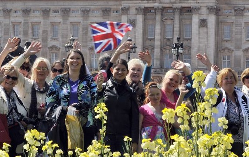 Britanicii și-au instalat corturi în fața palatului Buckingham pentru a-i vedea pe Kate și William