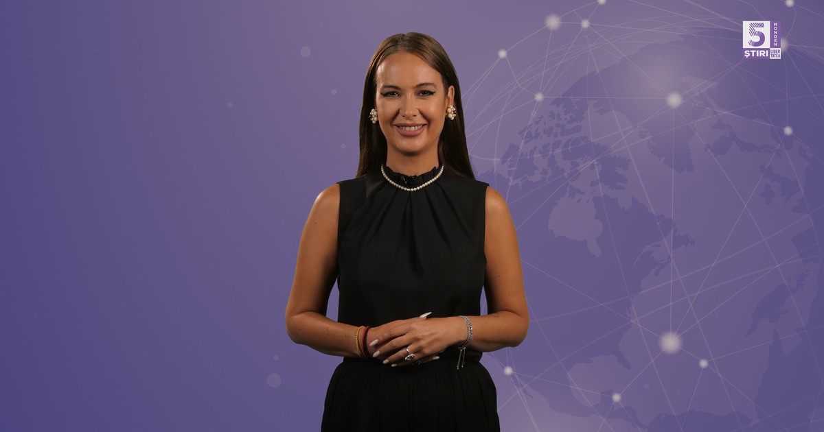 Denisa Macovei, gazda rubricii 5 știri by Libertatea - Monden, într-o rochie neagră, pe un fundal mov