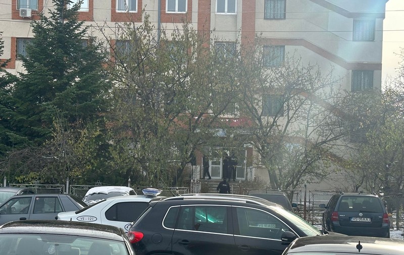 Percheziții la Poliția Huși. Opt polițiști, acuzați că luau mită de la șoferi, duși la audieri