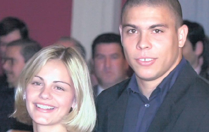 Joacă fotbal în familie