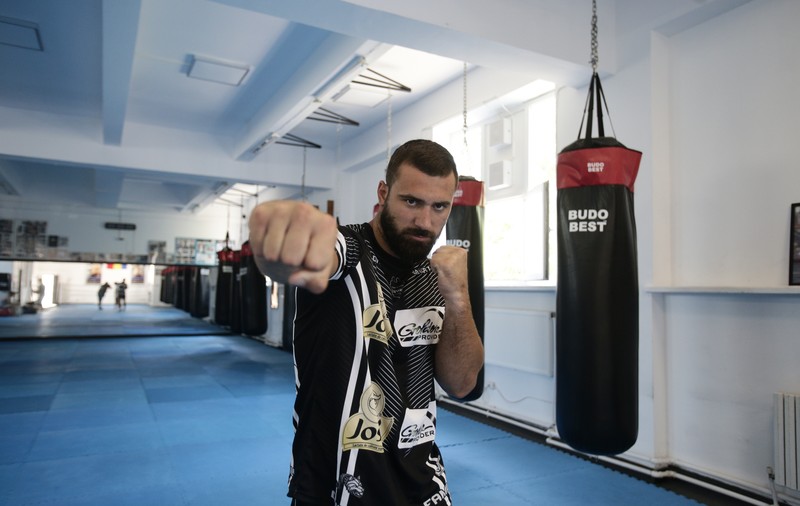 Cum te aperi dacă ești atacată pe stradă? Luptătorul Andrei Stoica învață femeile cum să reacționeze în cazul unei agresiuni