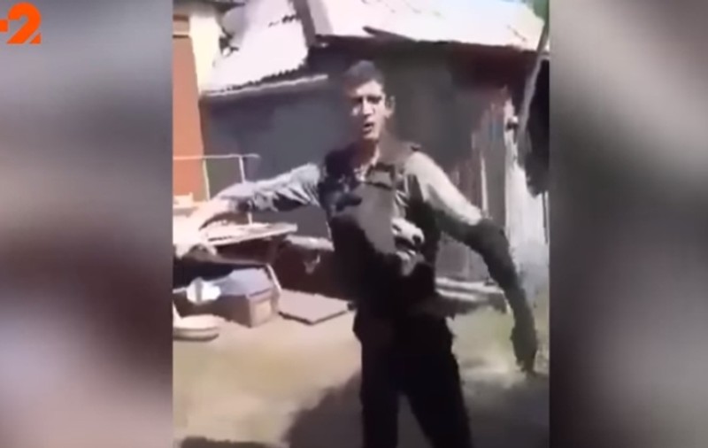 Un bărbat a murit după ce s-a împușcat singur! A vrut să testeze o vestă antiglonț. Prietenii au filmat momentul tragic | VIDEO