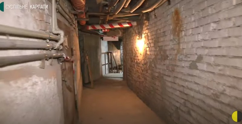 Drumul spre sala amenajată în buncăr