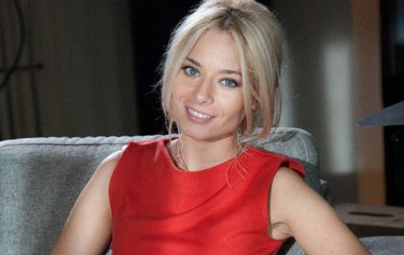 Laura Cosoi, într-o IPOSTAZĂ în care nu ai mai văzut-o! Lângă sora și mama sa! Îți place cum arată cele trei!