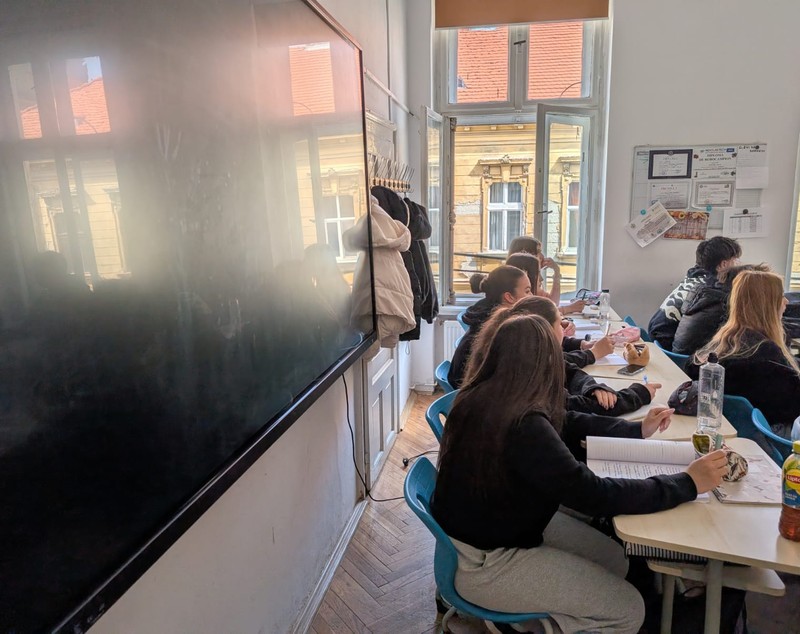 Așa arată România educată. Imagini dezolante într-un liceu din Timișoara. Elevi înghesuiți la subsol, în clase pline de igrasie și mucegai.  „Venim cu măști de protecție ca pe timpul pandemiei de Covid”