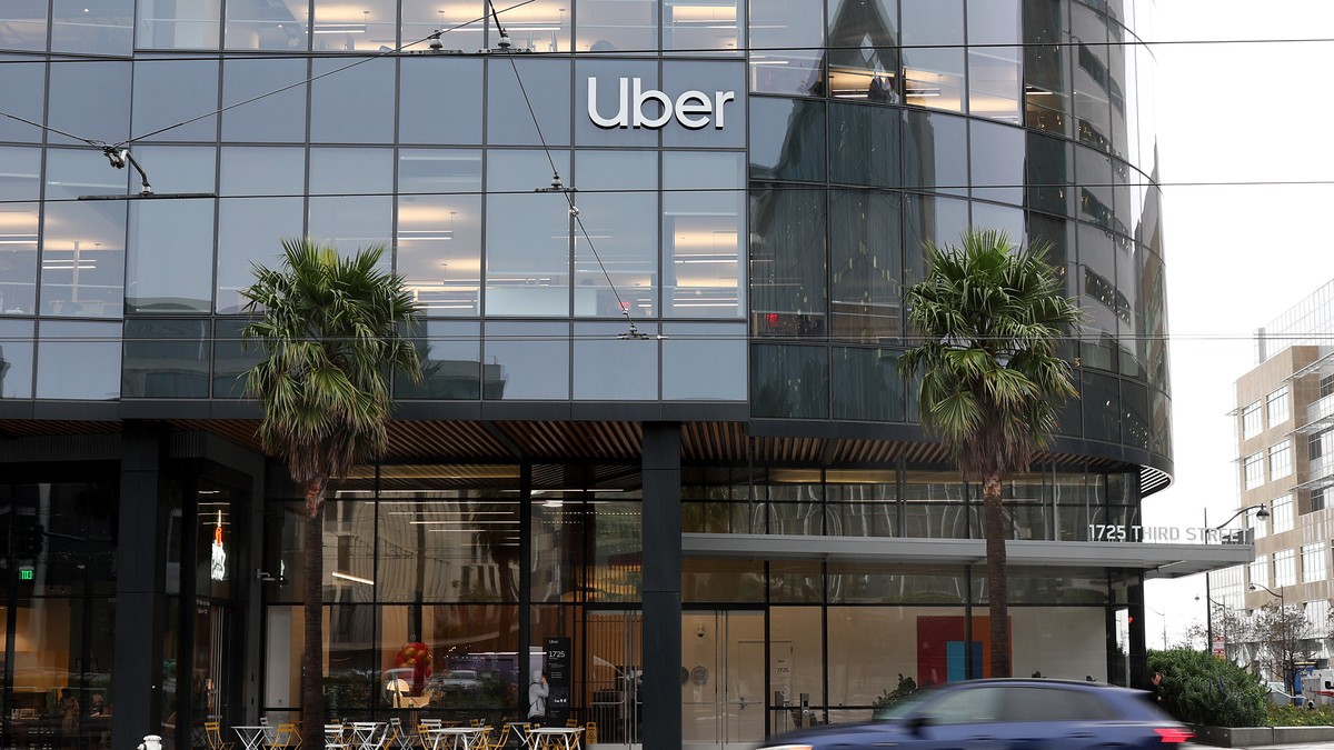 Sediul Uber din San Francisco, California, o mașină trece prin fața clădirii