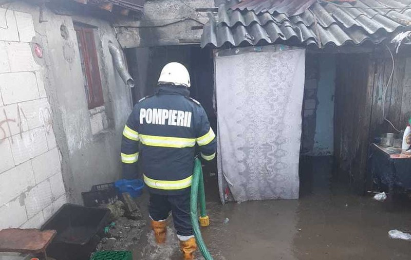 Ploile torențiale au creat probleme în Vâlcea.  Două autoutilitare blocate în apă, la Drăgășani, motopompe stricate, la Sutești