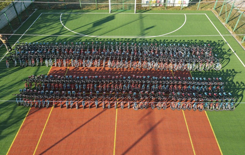 FOTO Un primar din Vaslui a cumpărat cu fonduri europene biciclete pentru toți elevii din sat