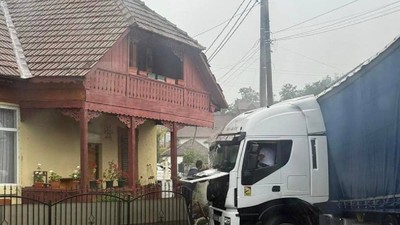 TIR înfipt în gard