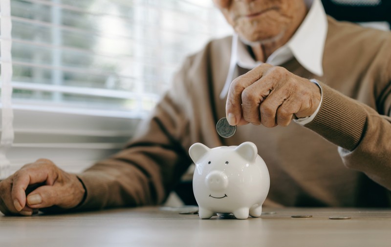 Guvernul Ciolacu respectă pensionarii din sistemul de apărare și ordine publică: pragul de impozitare a pensiilor, ridicat și pentru ei la 3.000 de lei