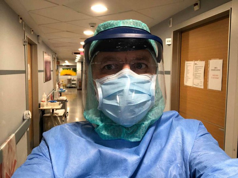 Ca să-și pună echipamentul în timpul pandemiei de Covid-19, asistentul medical avea nevoie de măcar o jumătate de oră